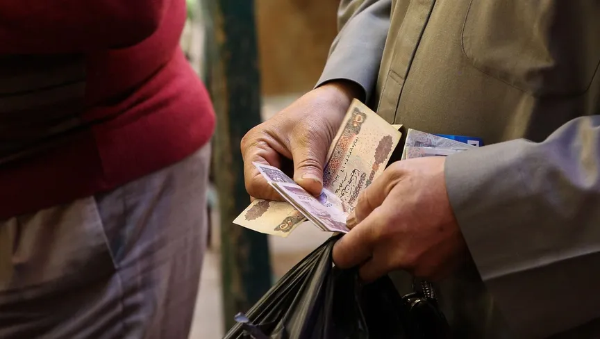 كيف يؤثر خفض أسعار الفائدة على الاقتصاد المصري في 2025؟