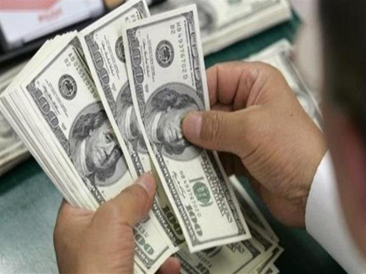 لماذا ارتفع سعر الدولار بنحو جنيه خلال تعاملات أمس في البنوك؟