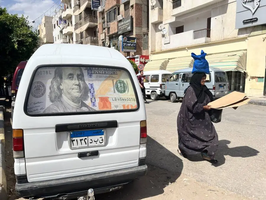 مصر بين مطرقة الاستيراد وسندان الدولار.. السيسي يدعو للتصنيع المحلي