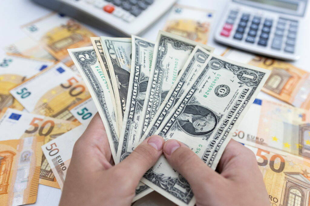 الدولار يكافح لاستعادة قوته وسط الحرب التجارية بين أمريكا والصين