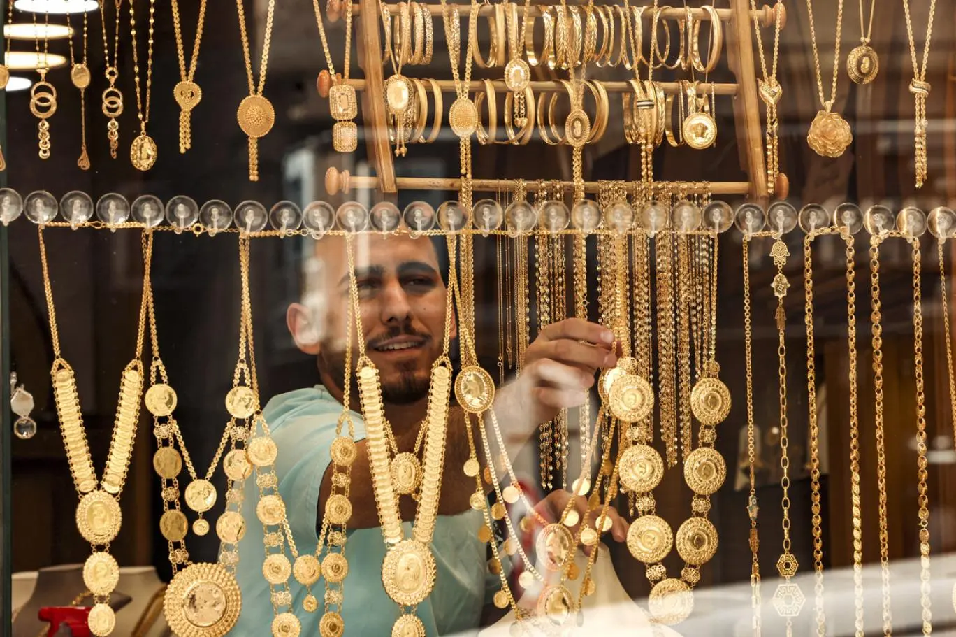 الذهب يرتفع مع إقبال المستثمرين وترقب محادثات التجارة بين أميركا والصين