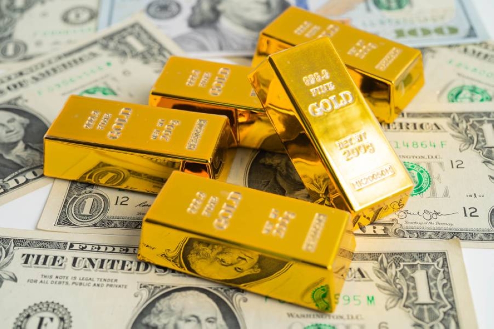 الذهب يرتفع بدعم من تصاعد التوترات في الشرق الأوسط وتراجع الدولار