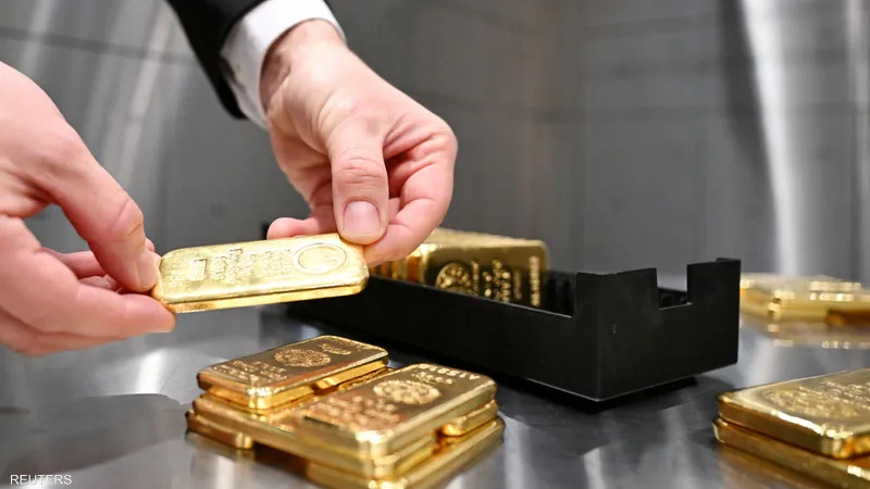 الذهب يرتفع متأثرا بتراجع الدولار وقمة ترامب – بوتين بشأن أوكرانيا