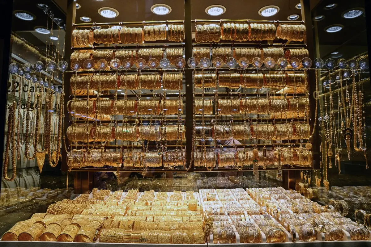 أسعار الذهب تتراجع مع صعود الدولار والتفاؤل بشأن اتفاق تجاري بين أميركا والصين