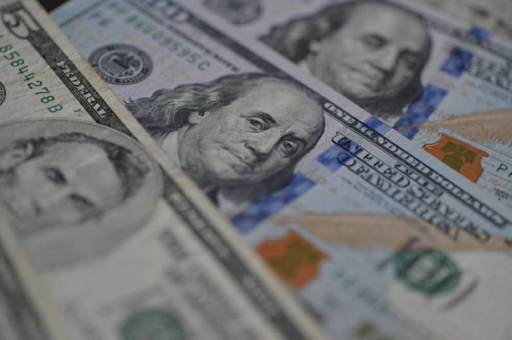 الدولار يتراجع مع ترقّب المستثمرين اجتماع ترامب وشي وقرارات البنوك المركزية