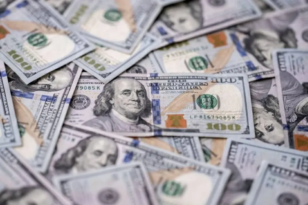الدولار يستعيد بريقه.. والأنظار على توترات بين أميركا وإيران