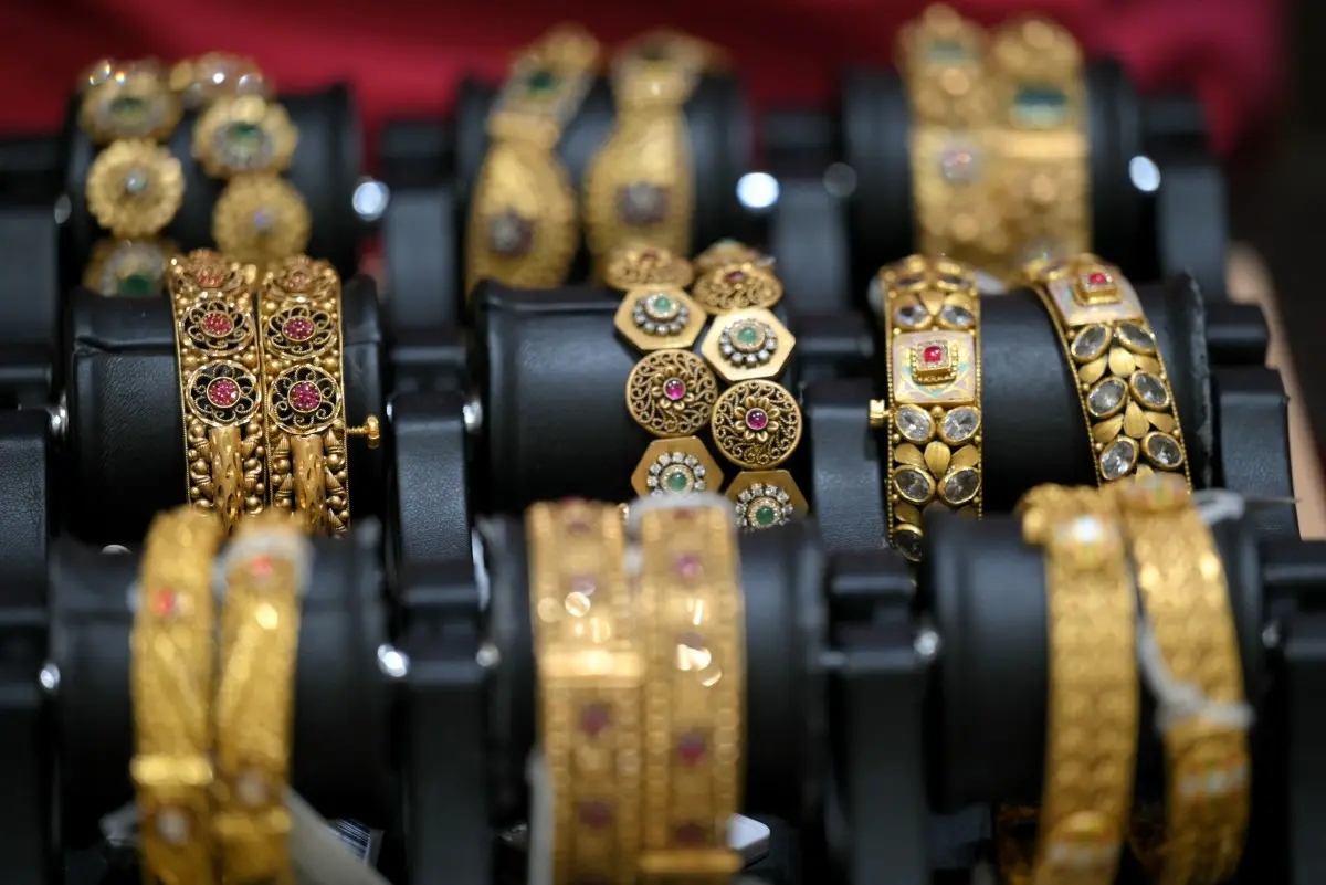 الذهب يرتفع وسط ضعف الدولار وآمال انحسار حرب إيران