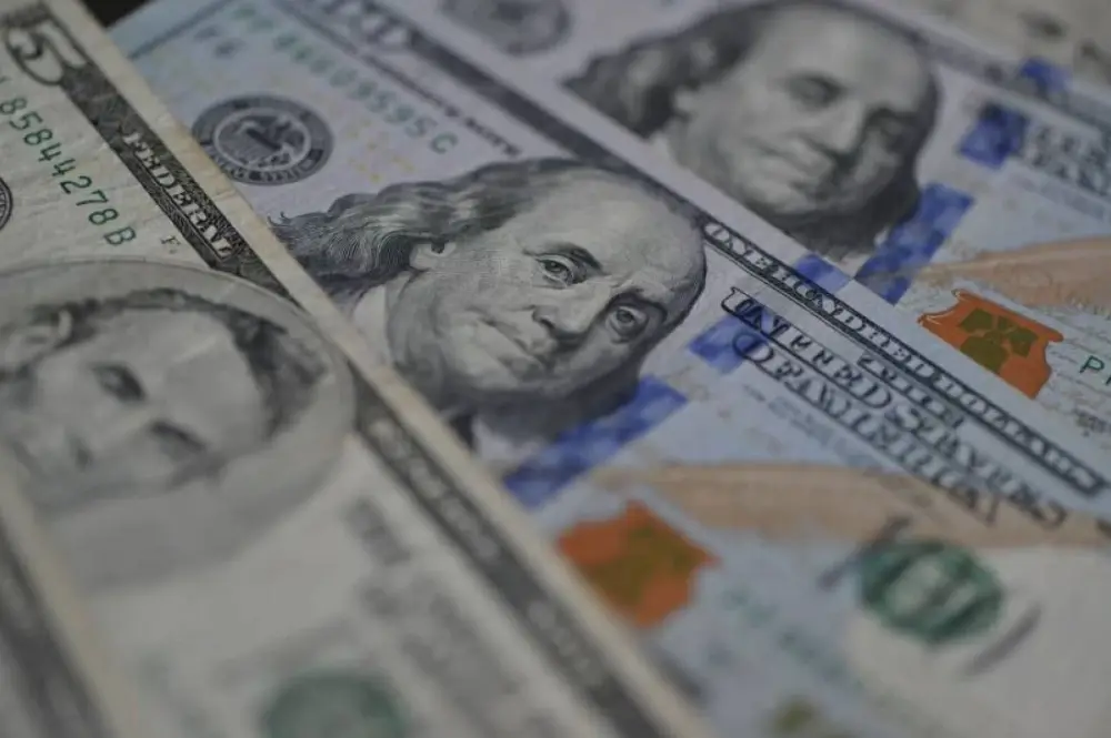 الدولار يقفز مع تعهد ترامب بمواصلة ضرب إيران