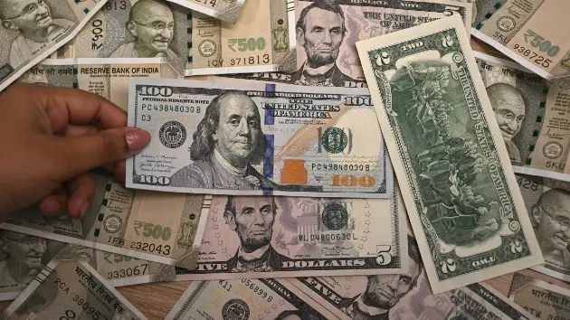 الدولار يتجه لتسجيل خسائر أسبوعية وسط ترقب لمحادثات أميركا وإيران