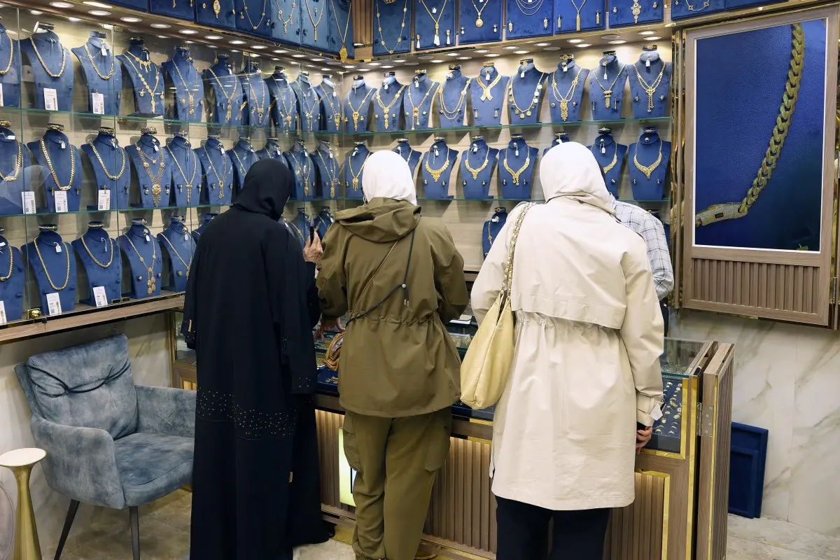 أسعار الذهب تتراجع من أعلى مستوياتها في شهر مع ارتفاع الدولار