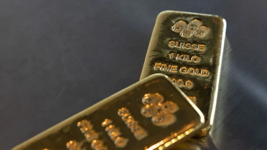 الذهب يتراجع قرب 4700 دولار مع ارتفاع الدولار والنفط