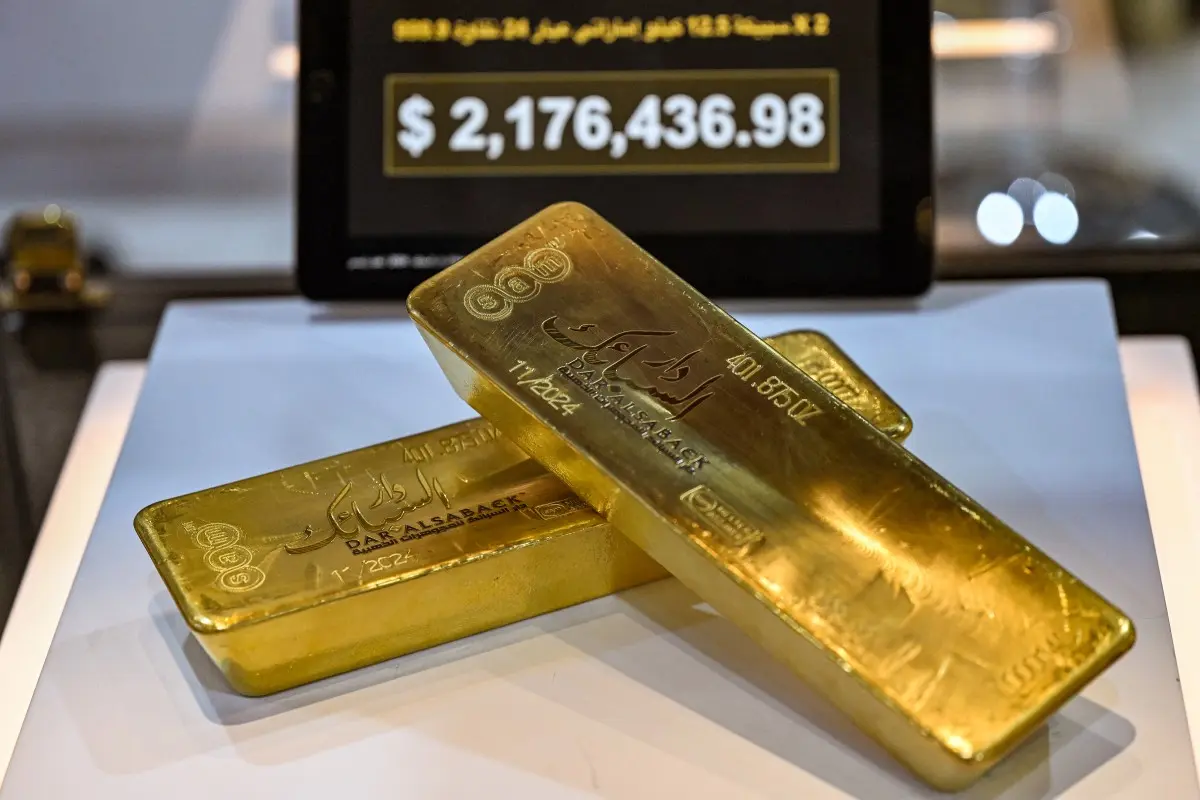 الذهب يسجل أول ارتفاع أسبوعي في 5 أسابيع مع تراجع توقعات رفع الفائدة بأميركا