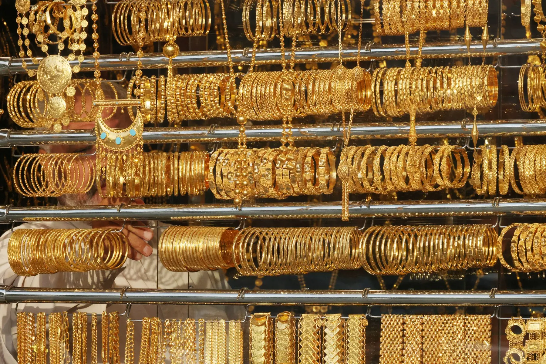 الذهب يسجل أول مكاسب شهرية في خمسة أشهر