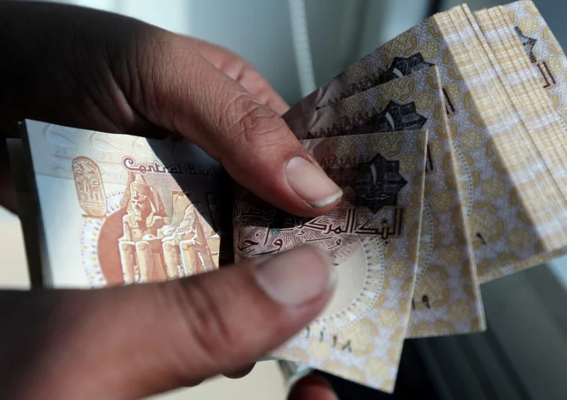 الدولار يهبط دون مستوى 50 جنيهًا في مصر وسط مؤشرات ترجح إعادة فتح مضيق هرمز