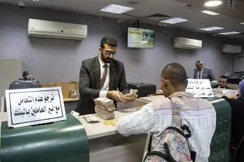 سعر الدولار اليوم في مصر بعد تخطيه 54 جنيهاً داخل البنوك