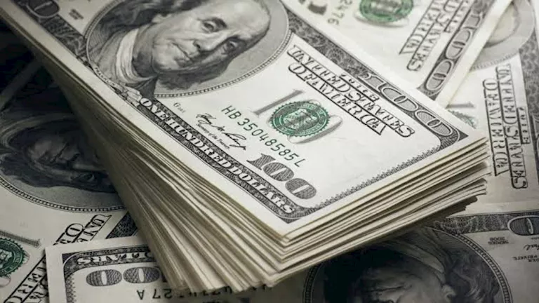 الدولار على أعتاب 56 جنيهًا.. هل تستمر موجة الصعود أم ينجح الجنيه في التعافي؟