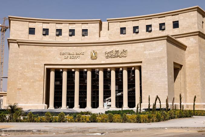 البنك المركزي يفاجئ السوق ويرفع أسعار الفائدة لأول مرة من عامين ونصف