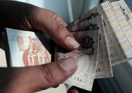 4 أسعار غير رسمية للدولار في مصر.. إحداهم يسعر الدولار بـ 53 جنيهًا