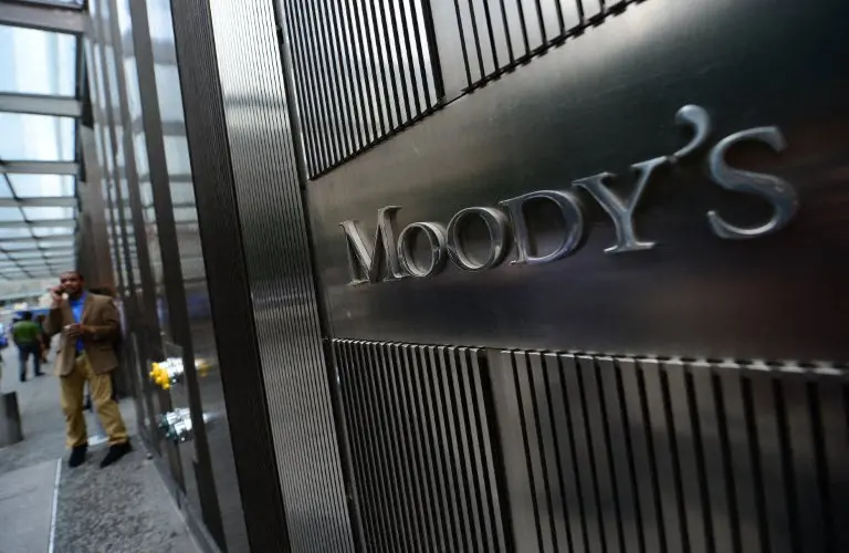 " Moody's" تخفض تصنيف 5 بنوك مصرية مع نظرة مستقبلية مستقرة